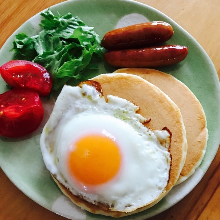 目玉焼きのせパンケーキプレート